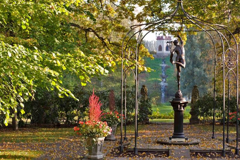 Linnanpuisto on romanttinen ympäristö hääjuhlaan. Vieraat viihtyvät puistossa odottaessaan hääparin saapumista ja juhlan alkamista. Hääkuvauksiin sopii puiston miljöö erinomaisesti.