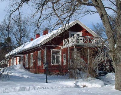 The charming red shingle-covered house from the 19th century holds one conference room for 20 persons and one big room with a demonstration kitchen.